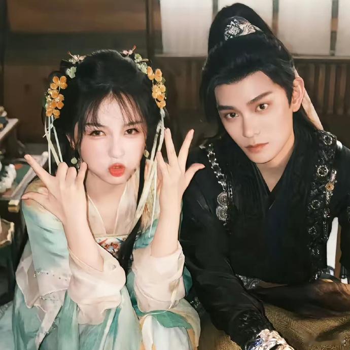 《珠帘玉幕》打不过《永夜星河》的3点原因。  1.cp感，赵露思瘦小，刘宇宁大高