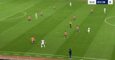 山东泰山主场的门柱拯救了刘洋！
左后卫刘洋又一次出现低级失误，马上就要进厂了。在