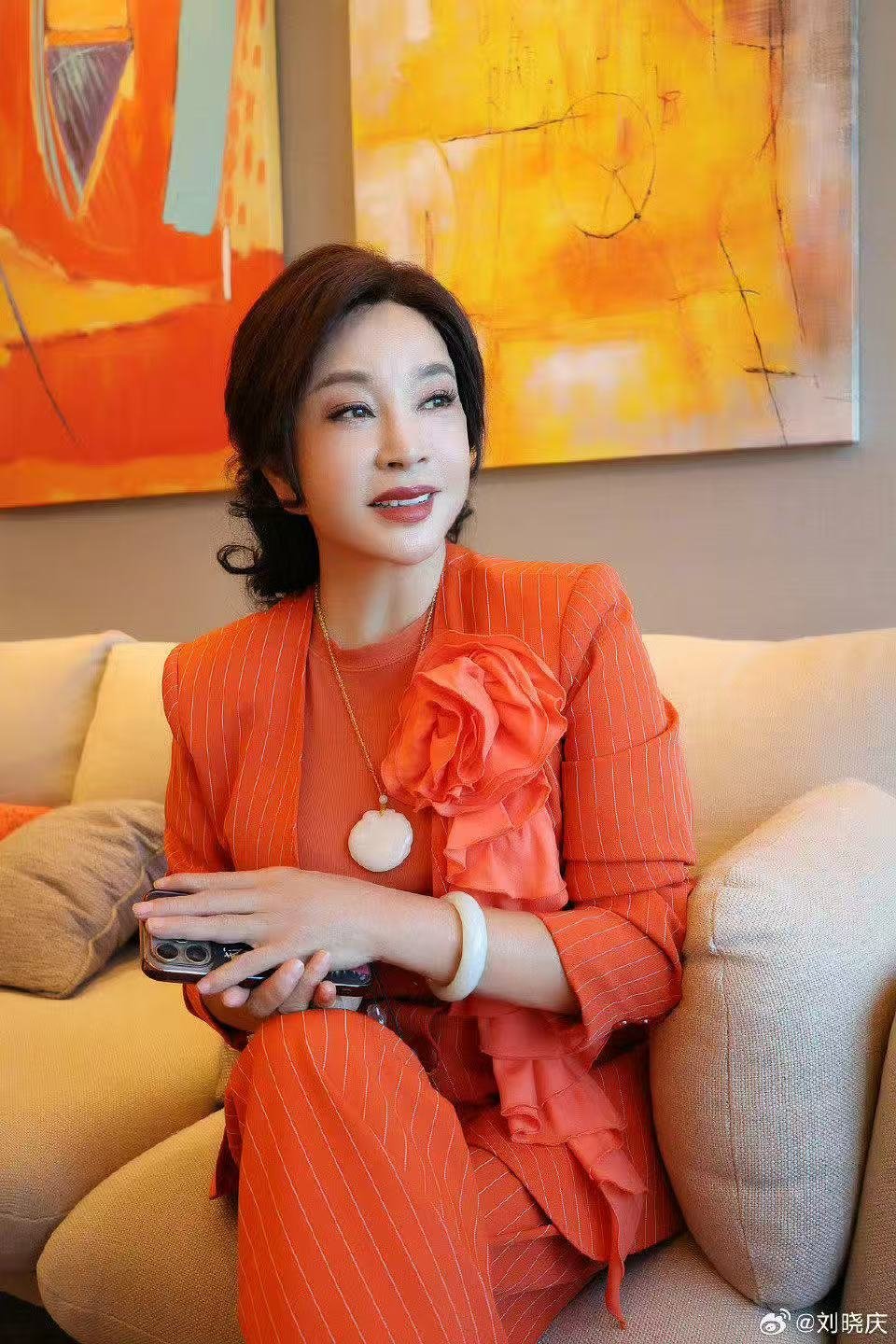 刘晓庆红色皮衣学院风 刘晓庆这次线下活动的造型真的太绝了，刘晓庆红色皮衣学院风又