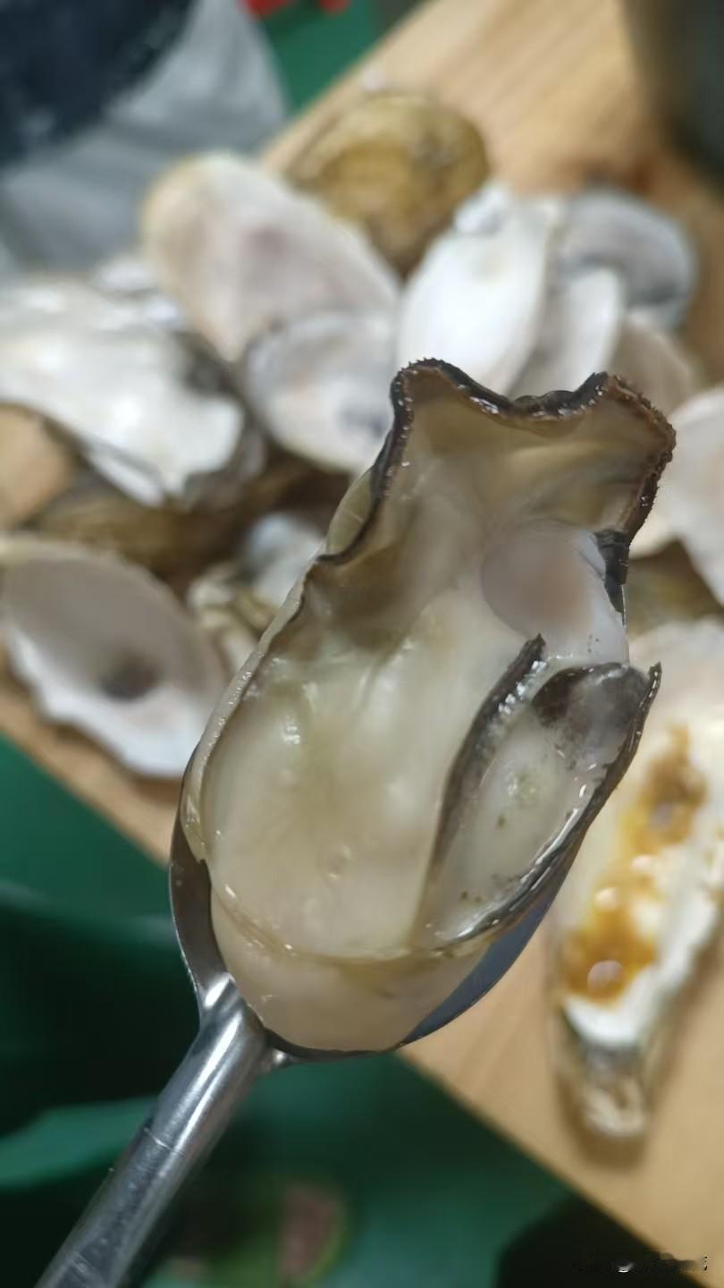 今天晚上贪吃了，因为晚饭吃的比较晚，晚饭过后吃了半个梨，我可怜的魏宝宝，一直涨涨