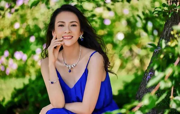 分享娱乐[超话]分享娱乐 章子怡绽放灿烂笑容，心情大好。 ​​​