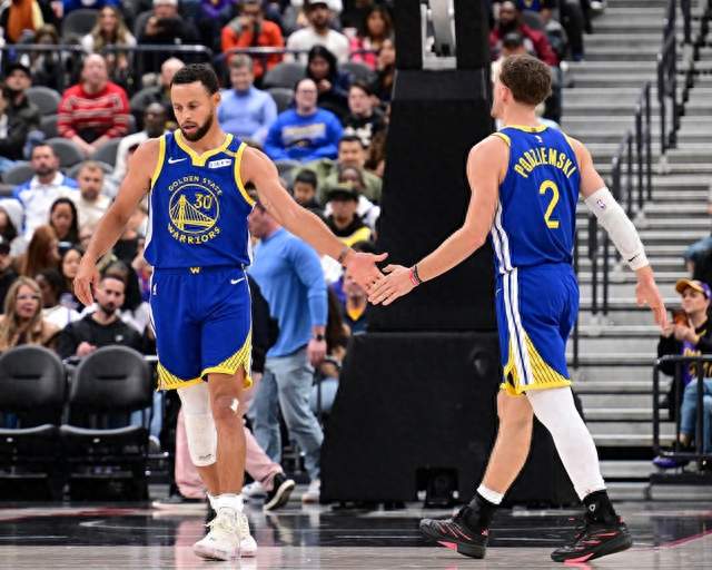 108-111！勇士12分领先遭灰熊逆转，库里末节0分，格林致命犯规