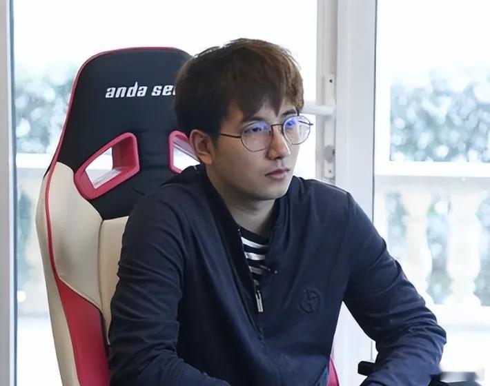 FY聊当年的吃老本到底是怎么一回事： 当时是秀米跟我老婆说的，他也不是跟我说，他