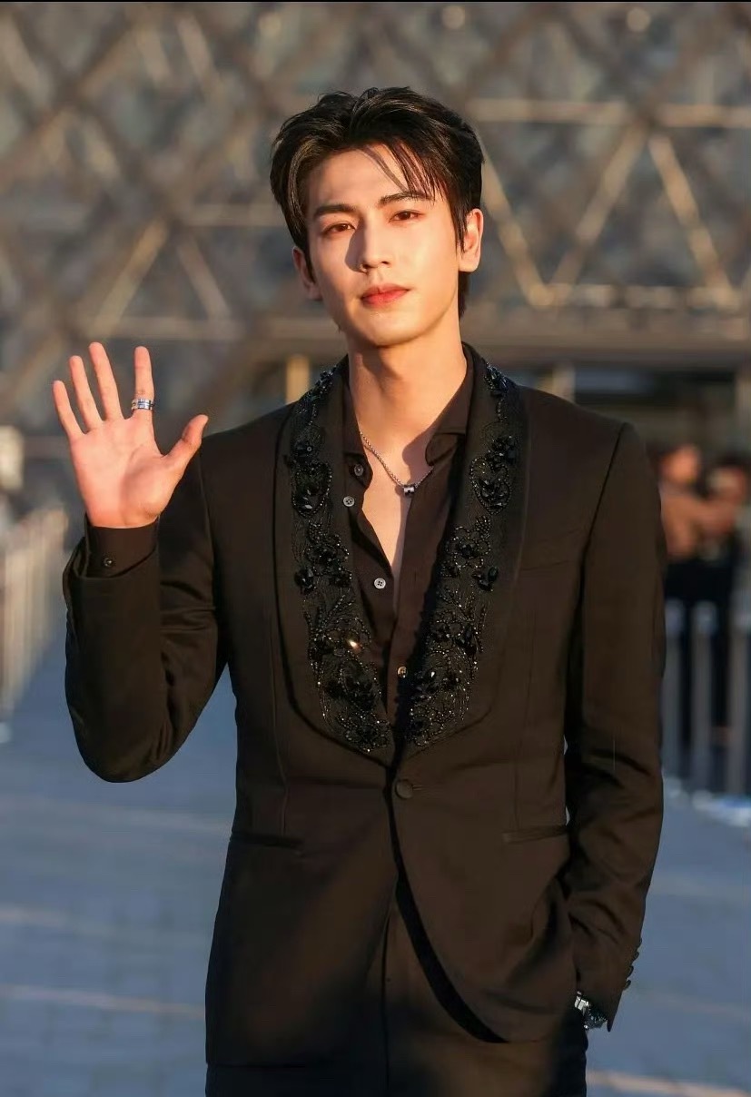 张凌赫是不是五五分身材？ 