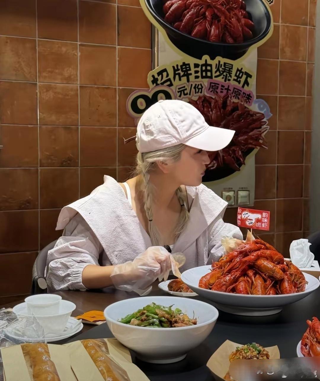 长沙街头又偶遇明星啦！歌手何洁现身当地餐馆，沉浸式品尝小龙虾。
褪去舞台光环，私