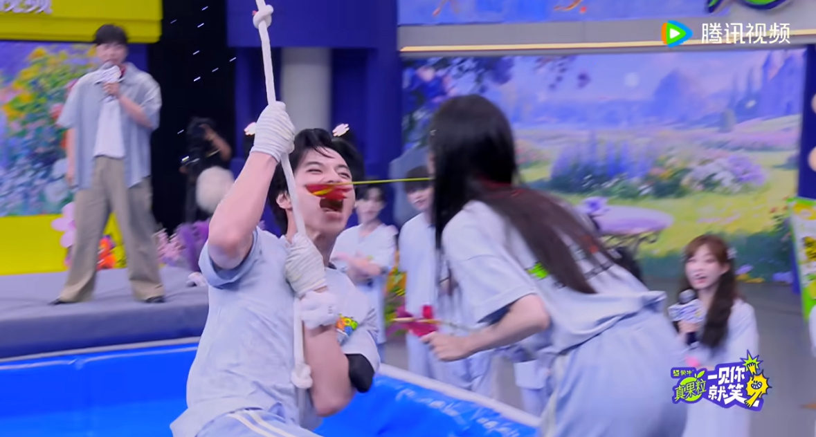 孟子义何与用嘴叼同一枝花 《一见你就笑》这波互动赢麻了！何与不放弃递花超圈粉，两