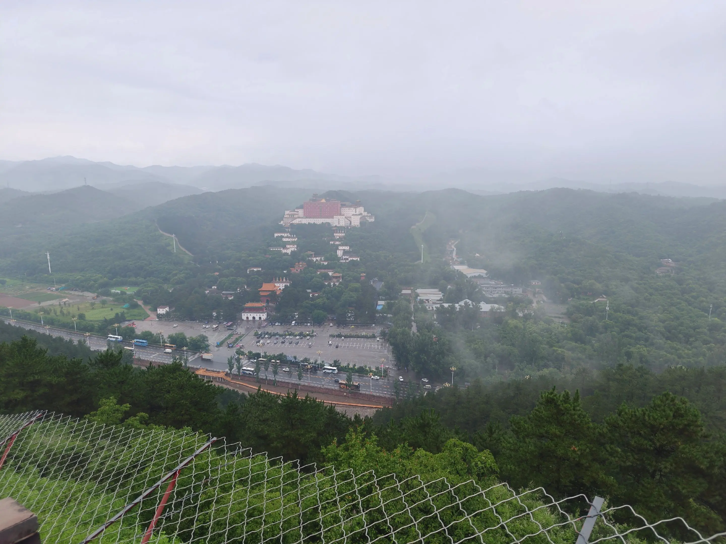 承德避暑山庄山区游览攻略。避暑山庄对60岁以上老人实行免票，但是游览山...