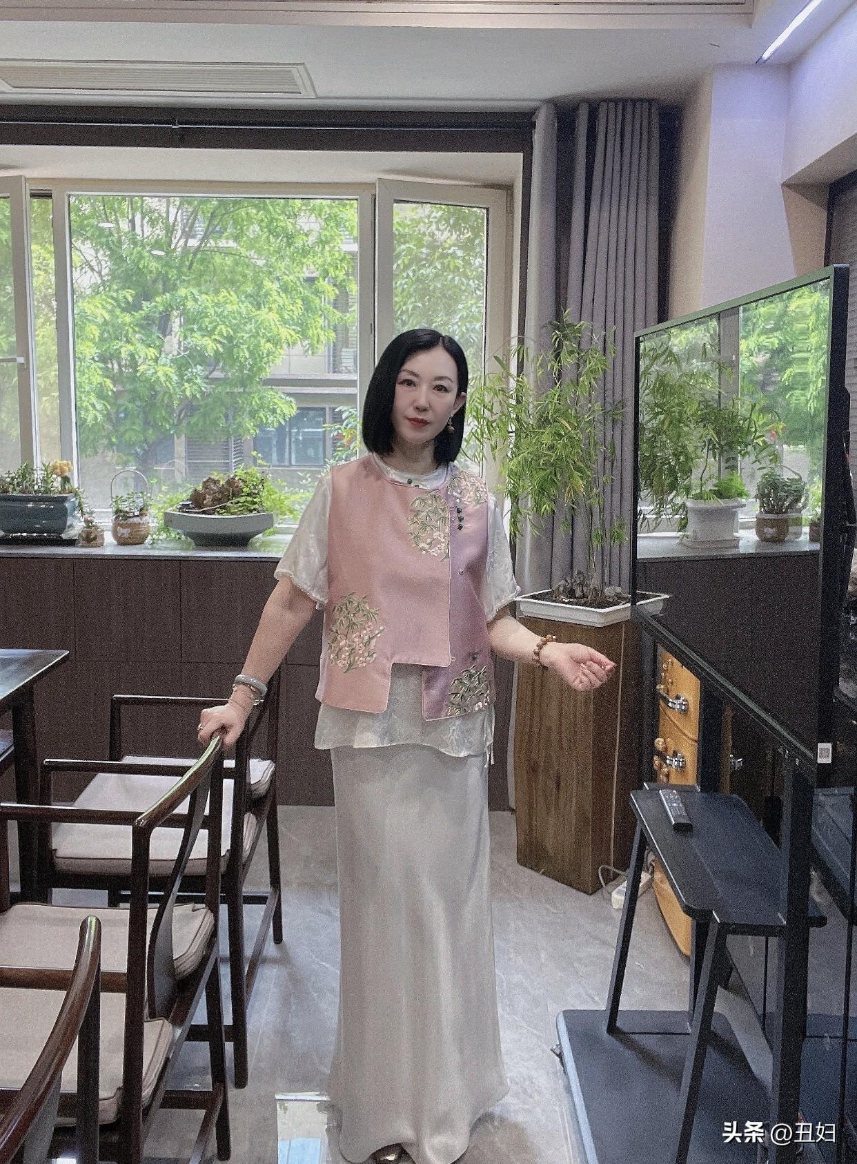 为什么说女人美在气质有气质的女人，一举手一投足都散发着独特韵味，在人群中瞬间脱颖