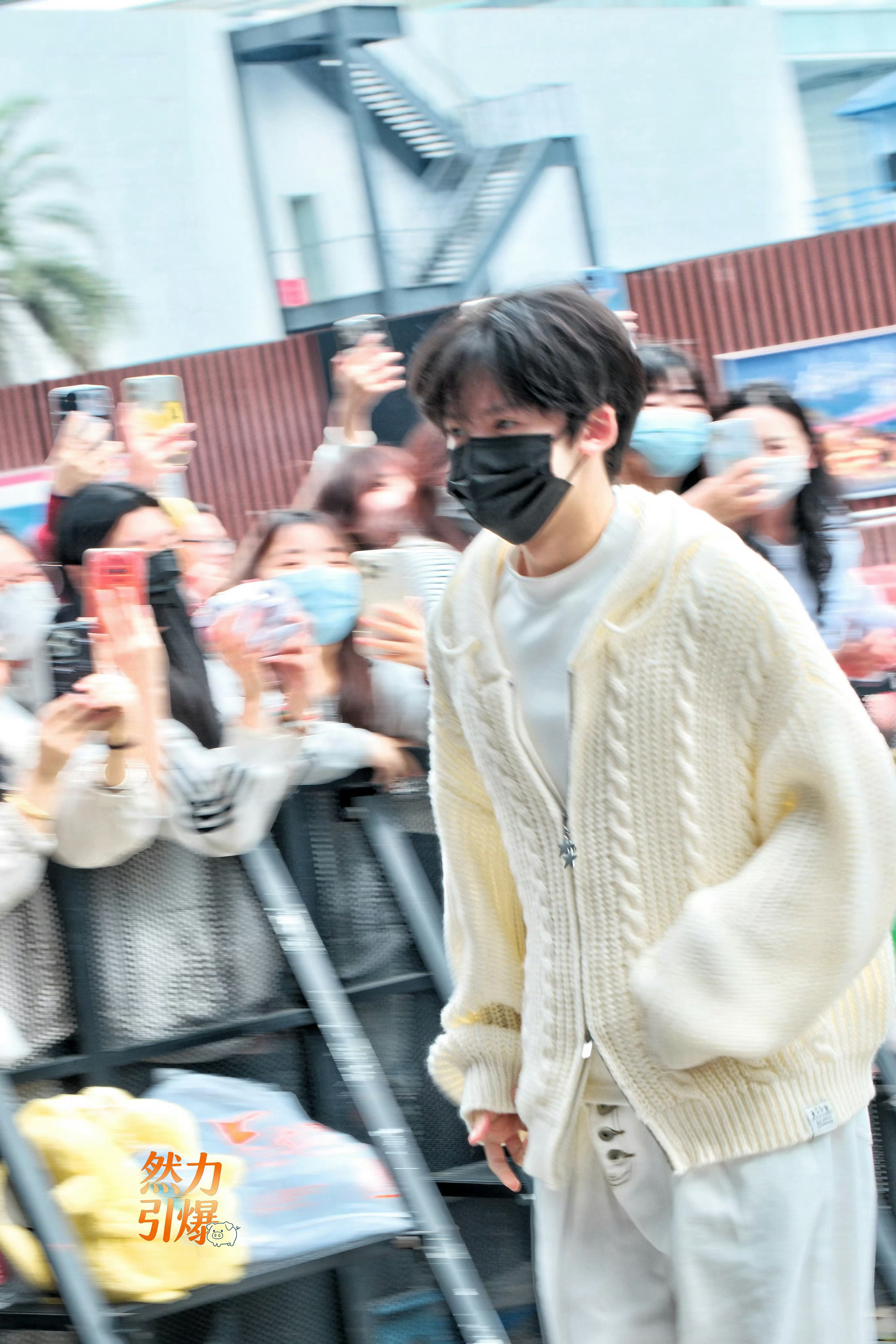 张奕然开衫毛衣look 张奕然今日上班路透每天一个造型大赏米白色开衫毛衣look