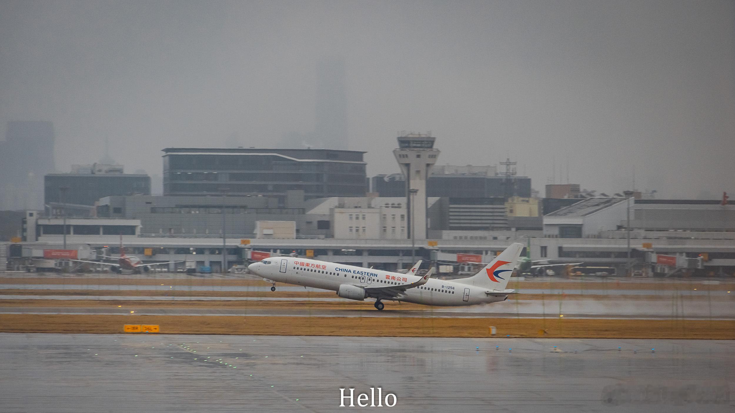 在雨天起飞，跑道上拉起了一道水雾。 