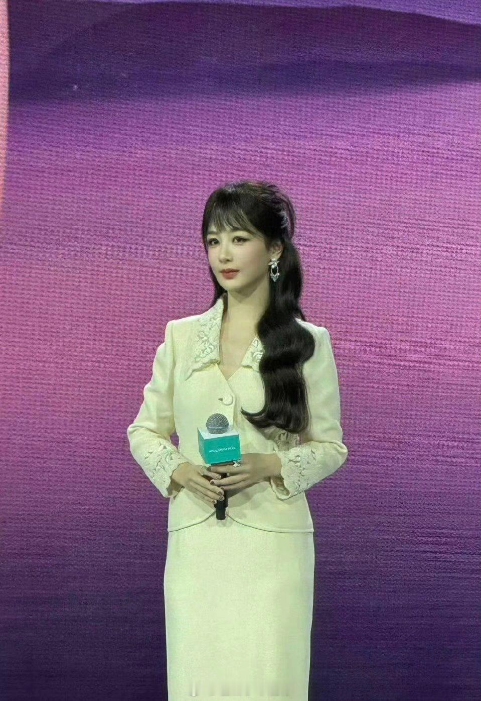 杨紫今日车代活动，简单大方得体，美得很轻松