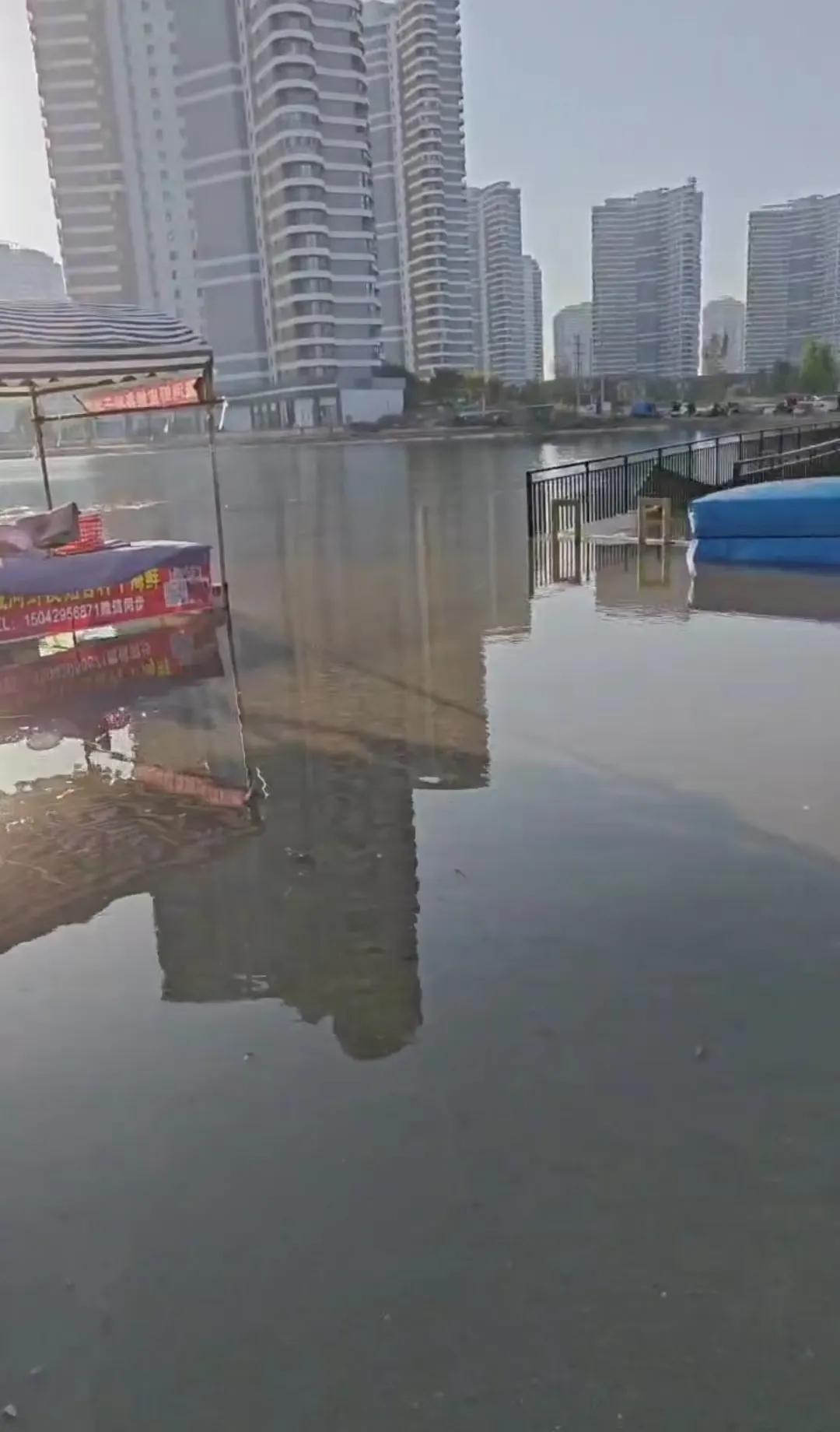 昨天东戴河也大潮。。。那边河边早市都淹了[捂脸]