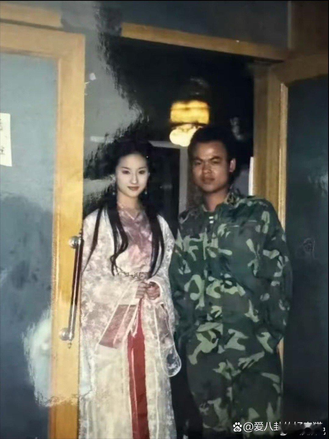 刘亦菲真的像是仙女下凡，和凡人拍照。 ​​​