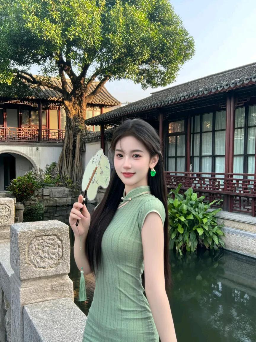 碧水映长裙