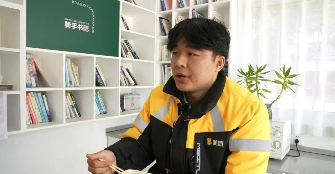 宁波慈溪外卖骑手赖彬枫发现一名男子倒在路边意识模糊，他先将男子扶至安全区域，规整