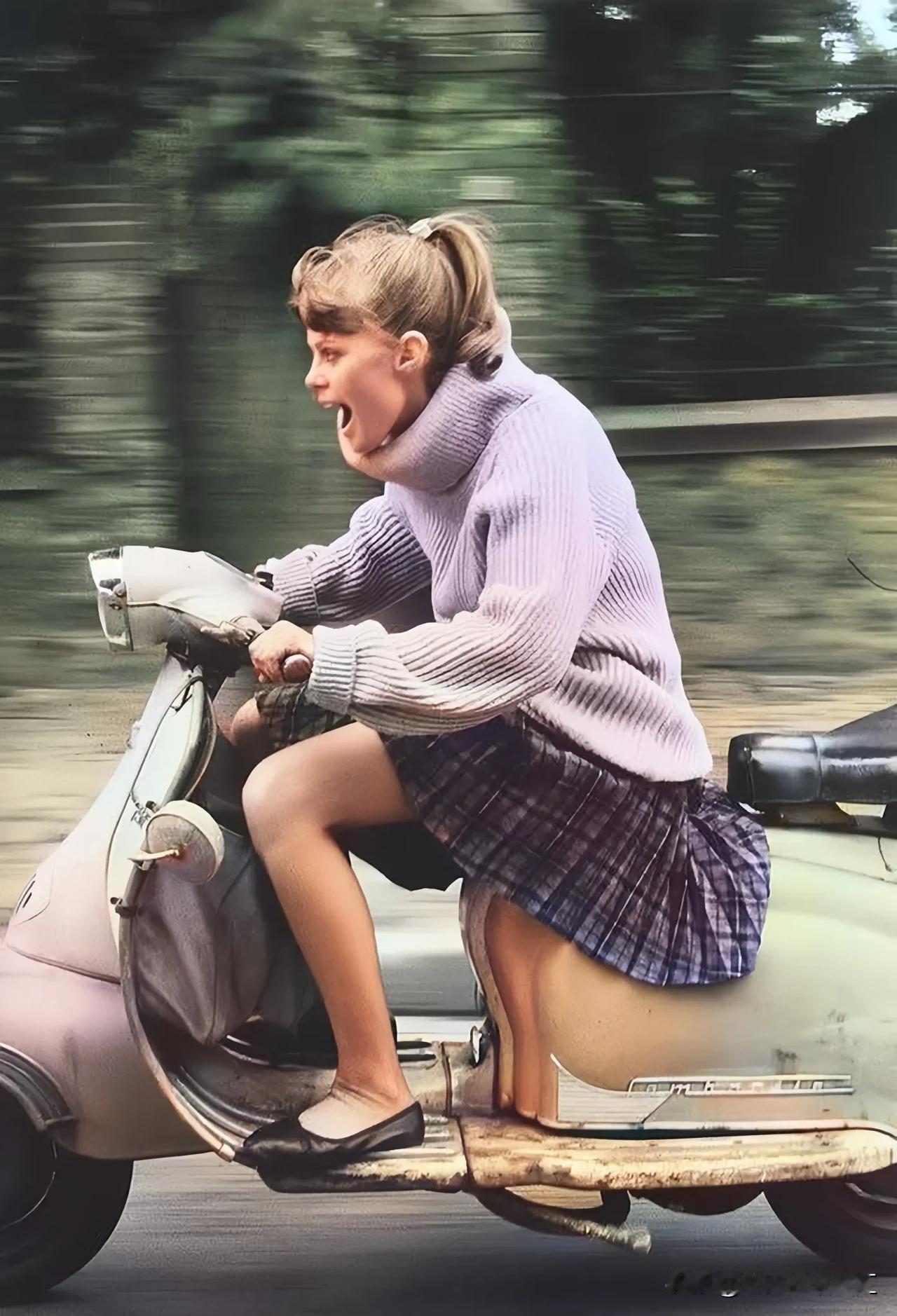 1984年，一个骑摩托车的法国女孩！
看她既兴奋又紧张的表情，她可能是第一次骑摩