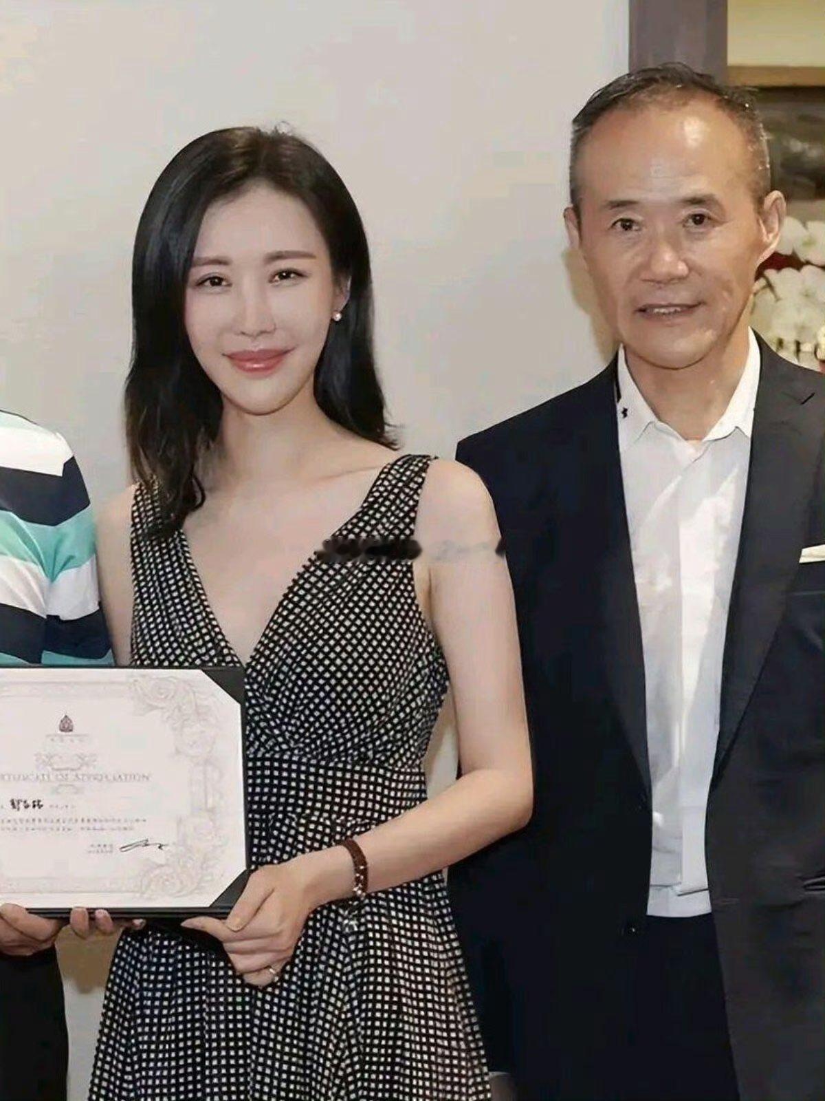 秦枫在微博上说王石被抓了。
紧接着王石两口子就在网络上回应：没有被抓，一切安好，