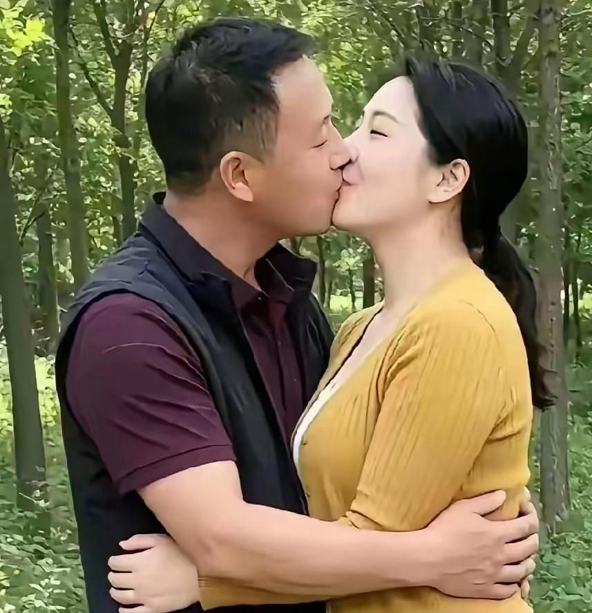 看这两人的状态，怎么看都不像是夫妻。真正的两口子本就亲近自在，何须在外刻意相伴，