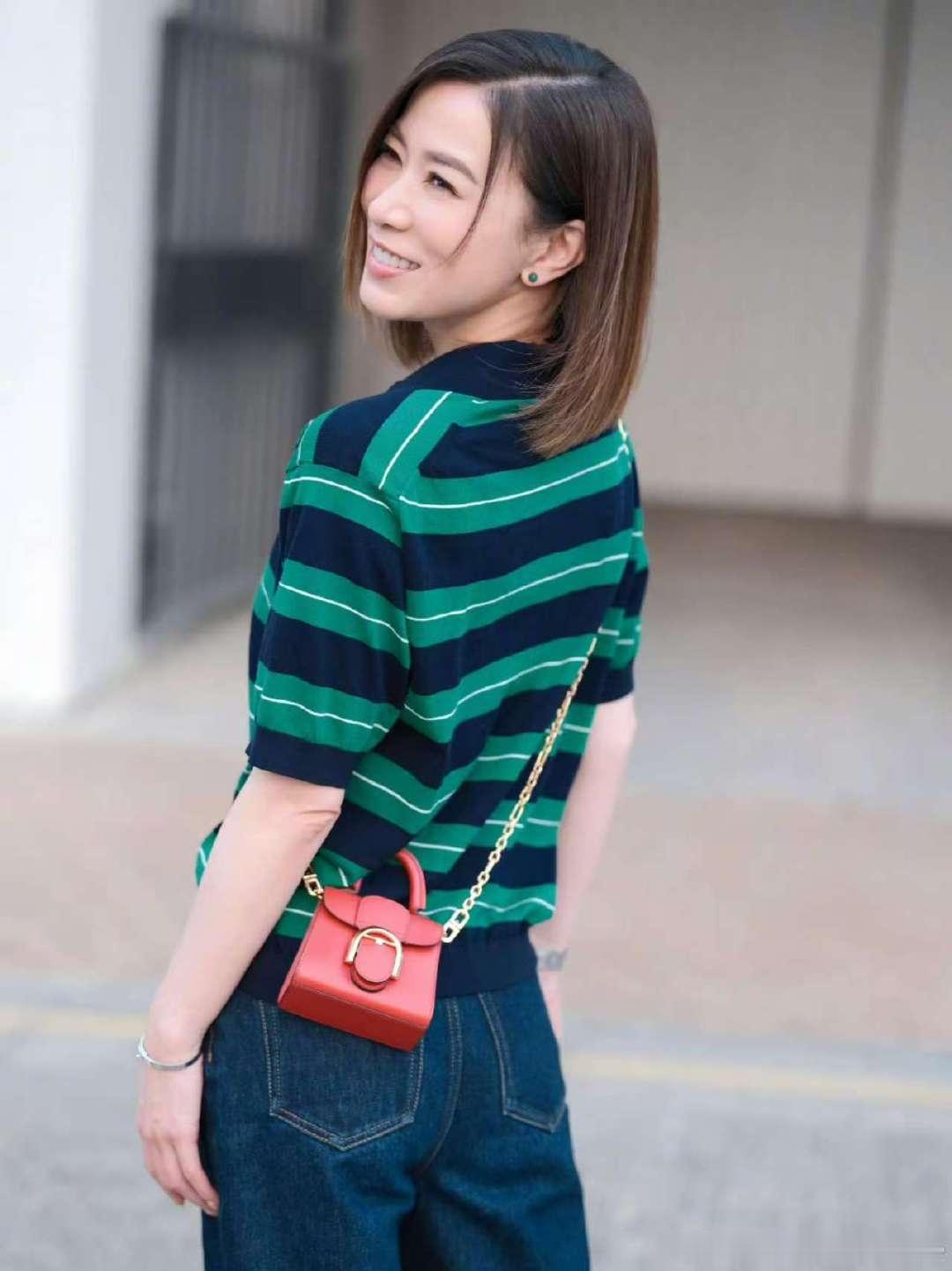 佘诗曼这一身好休闲。Man姐生活中松弛感满满~ 