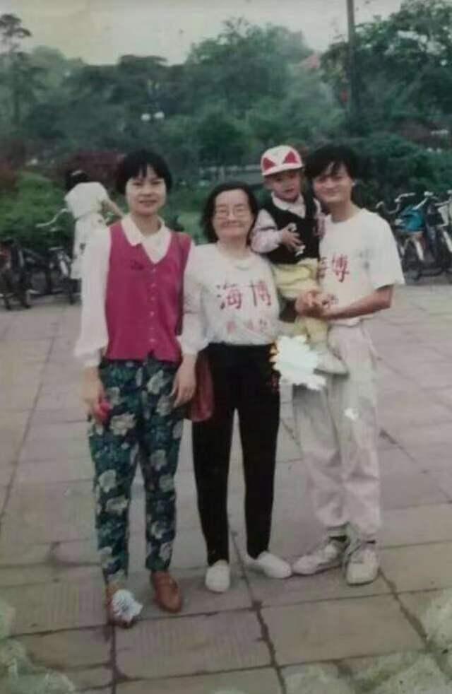 再也回不去的过去。

谁还不曾经是个青葱少年呢。

少年幼稚但有无限的可能性，奈