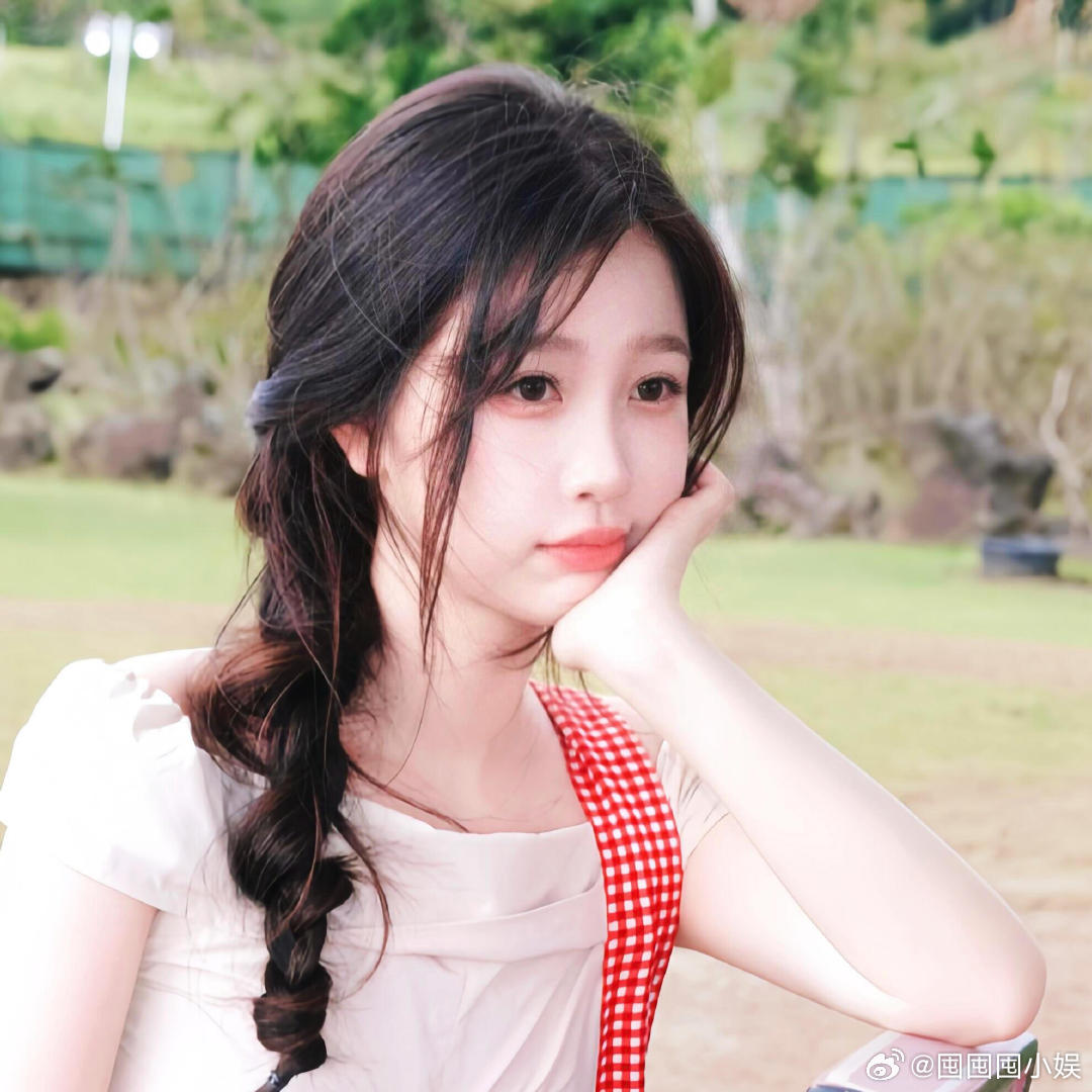 虞书欣紫色小猫帽 虞书欣简直是行走的头像制造机！每张自拍都氛围拉满，直接存来当头