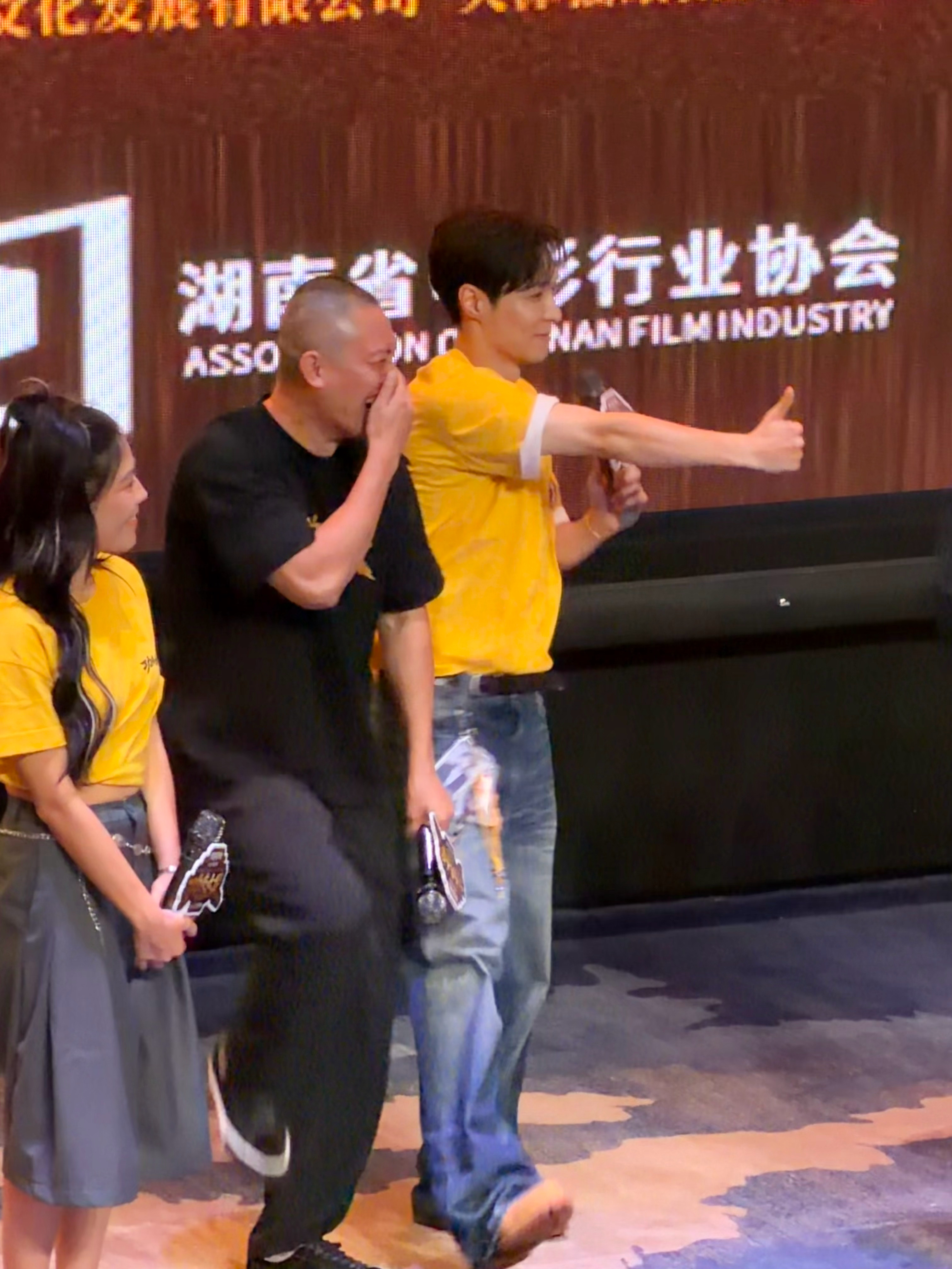 张艺兴 导演脱口而出一句非常nb 宝的反应哈哈哈哈哈哈哈哈哈哈哈哈哈大拇哥！ 