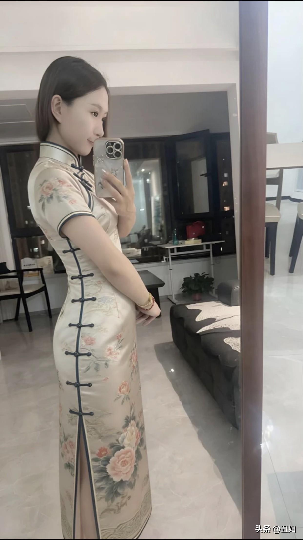 穿旗袍拍照有多美穿上素白带蓝边的旗袍，气质立马提升。旗袍不只是衣服，更像是承载过