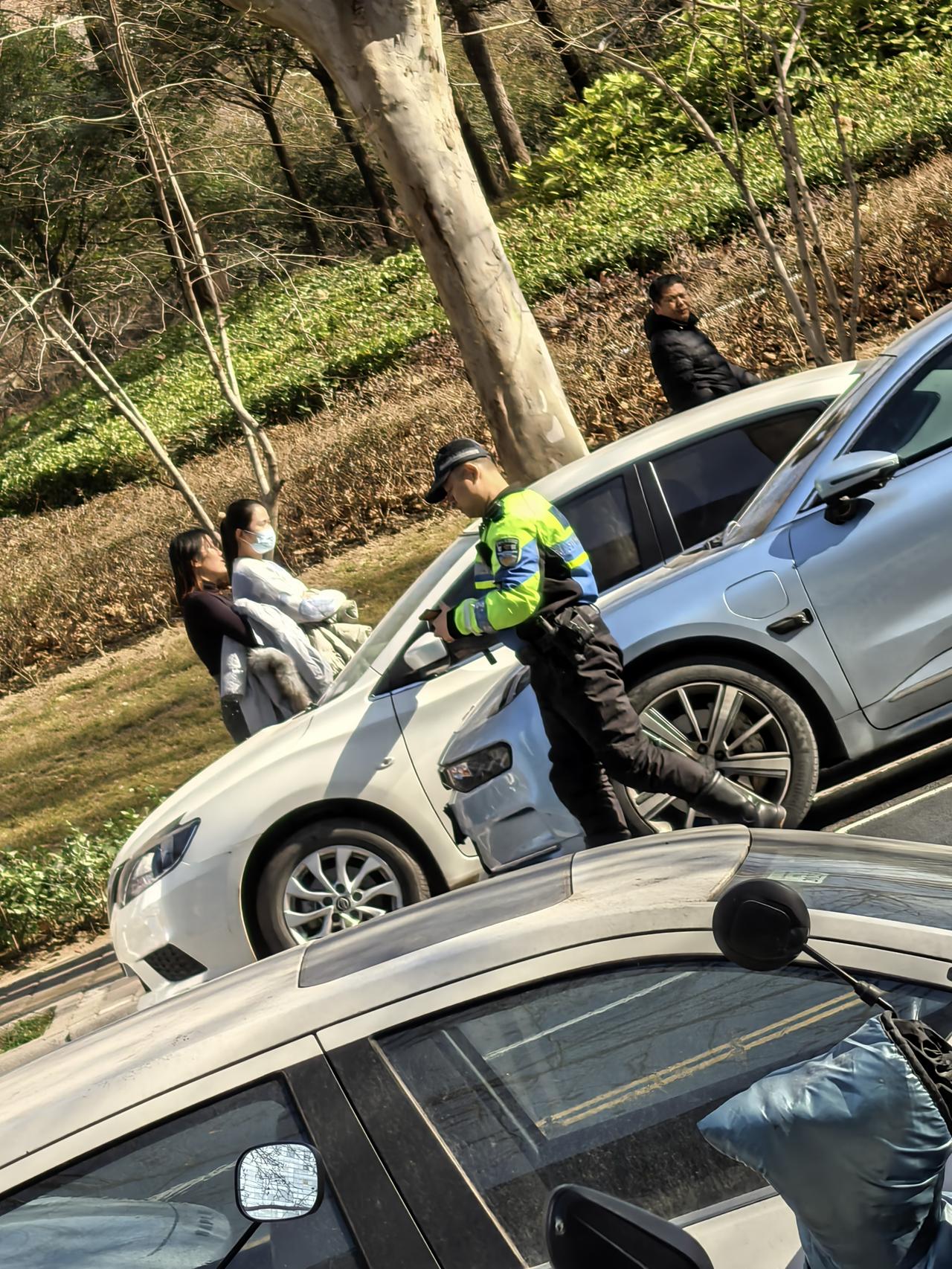 市民朋友们，停车还是要规范啊，临近年底了，大中午的还要麻烦他们来贴单子。