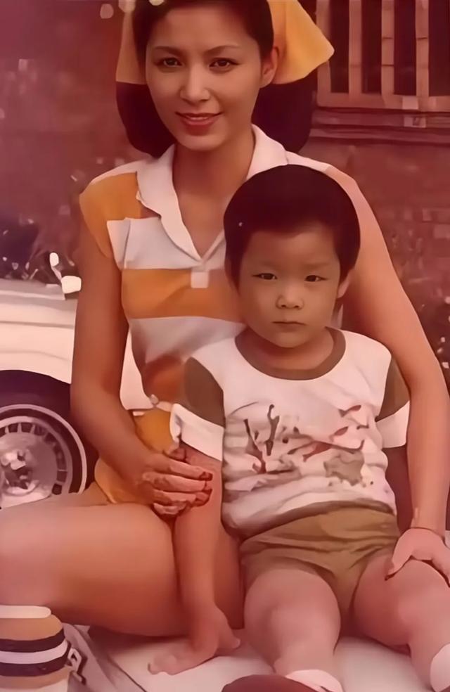 这是1982年拍摄于中国台北的老照片，照片中的小男孩当时才4岁，依偎在母亲的怀里