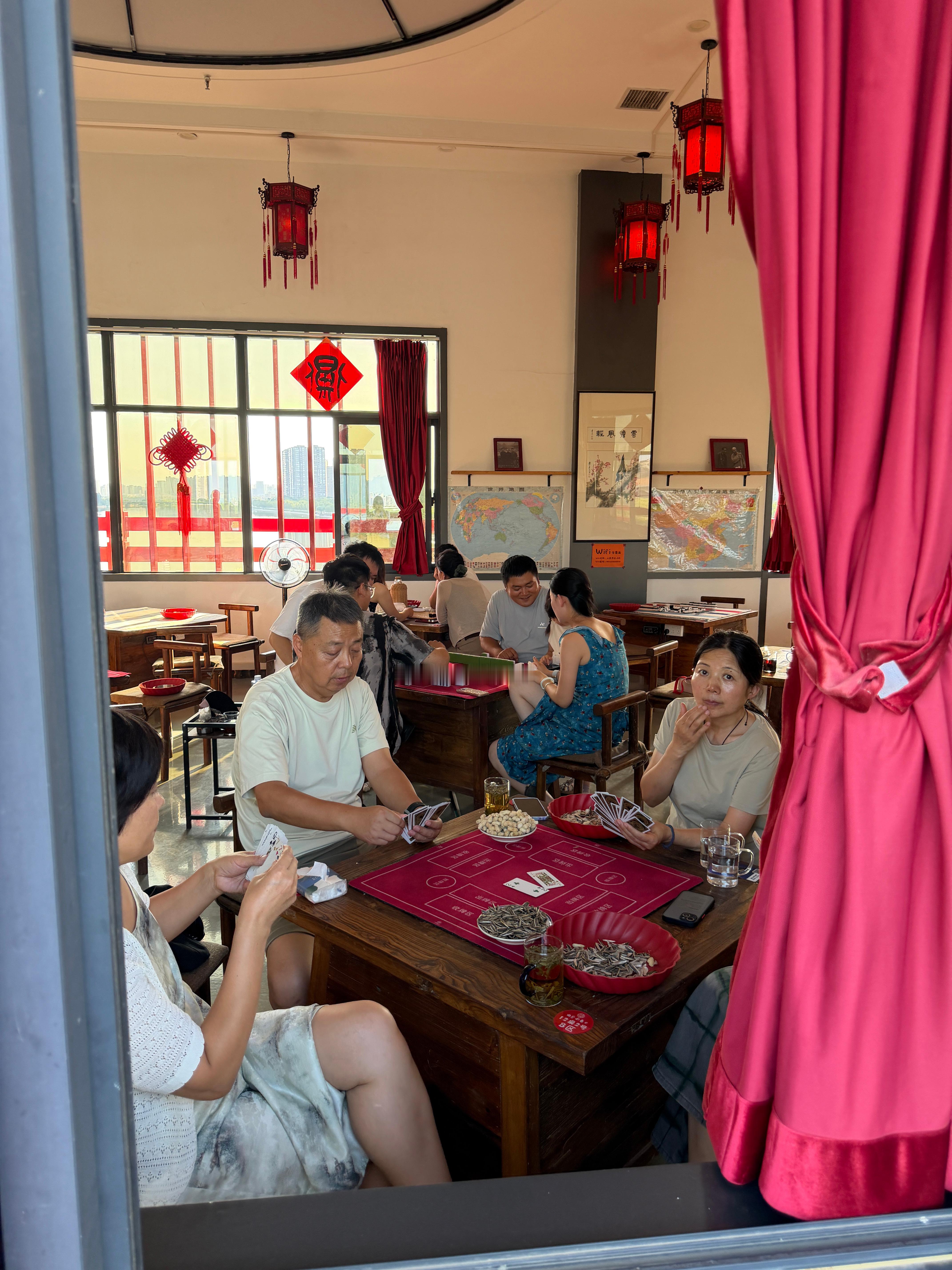 下午还逛了咸阳的另一个地标古渡廊桥，双层秦式廊桥横跨渭河，古风冀阙门楼大气十足。
