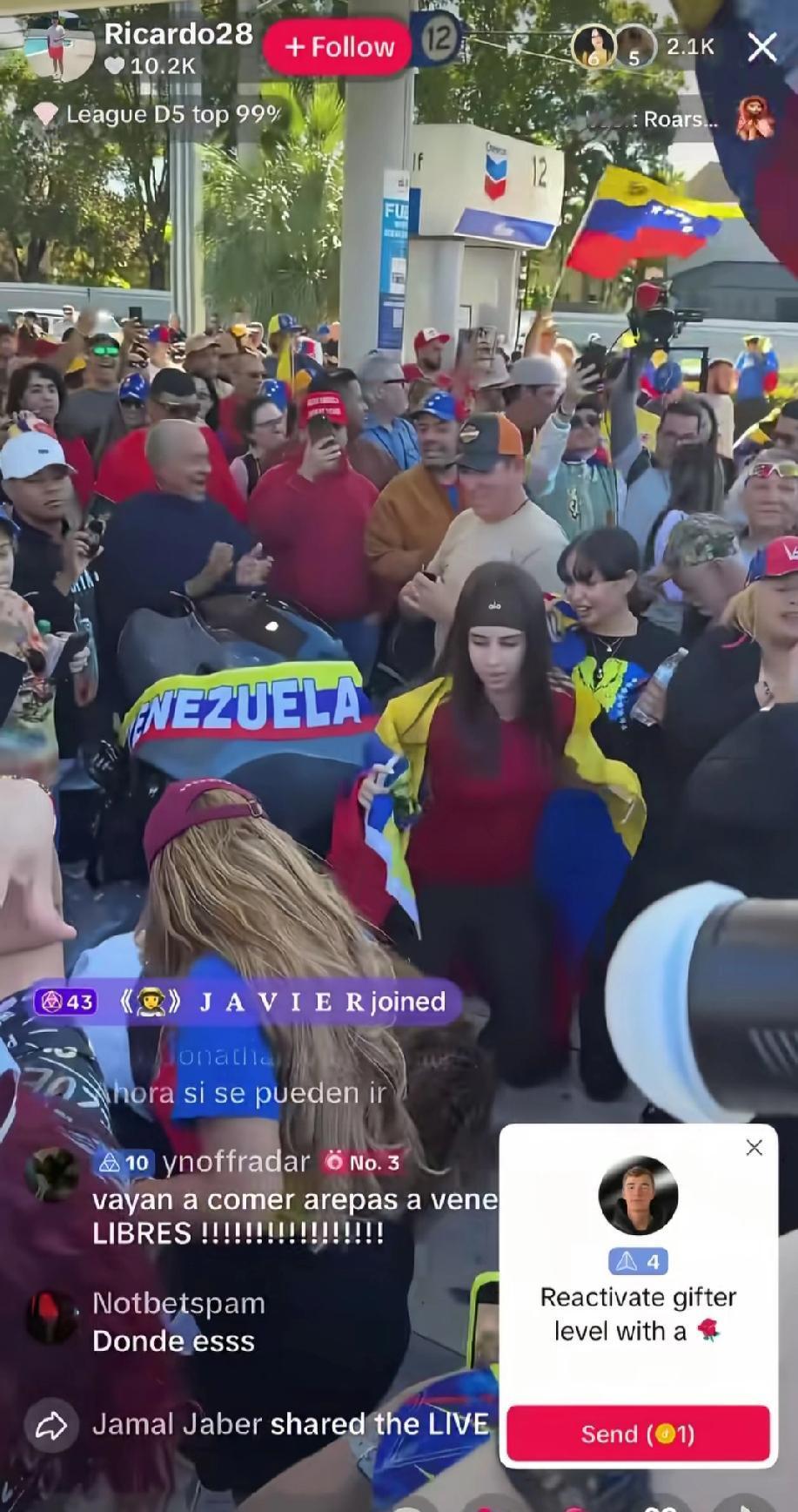 马杜罗被抓以后，现场街头直播委内瑞拉民众的心情，民众手拿国旗，载歌载舞。
评论区