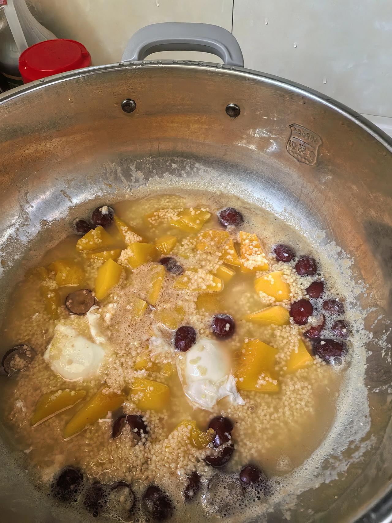 春日生活打卡季吃南瓜小米鸡蛋红枣粥，养生又养胃。