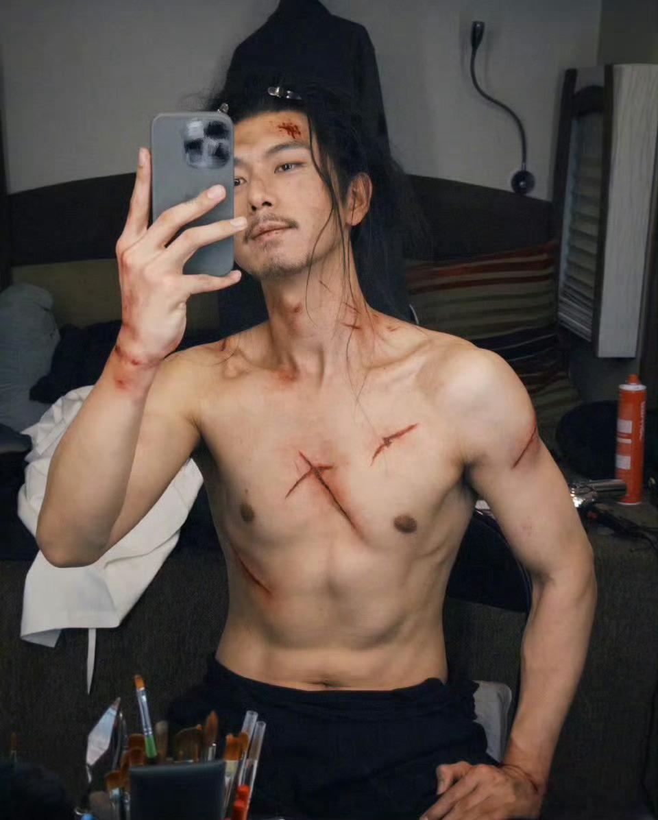 李现《国色芳华》蒋长扬受伤的腹肌，我不友好的说一句：现男友我想摸一下你的腹肌 