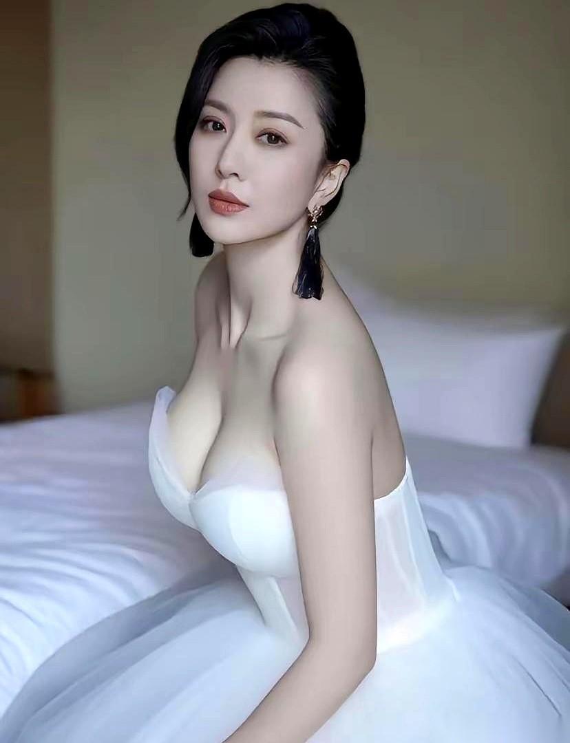 我跟你讲，最让我觉得恍惚的一件事。
以前，家里老人走了，办丧事，才是一身白。
现