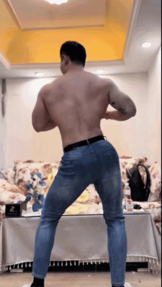 蜂腰厚背，
标准的男人身材！