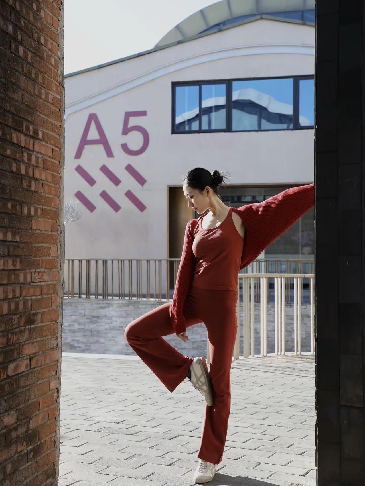 即将迈入崭新的一年。红色 瑜伽服