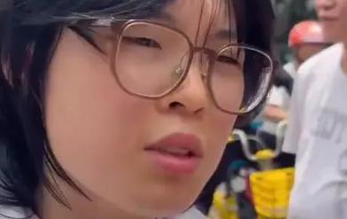 杭州一个女生，刚考完语文，对着镜头来了一句：我考前刷手机，刷到了"答案"。记者当