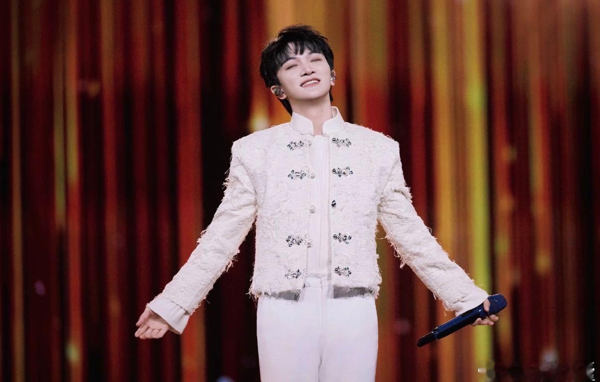 周深打破了周深的记录 周深在25年又有大动作，打破自己记录超厉害。重磅晚会上双语