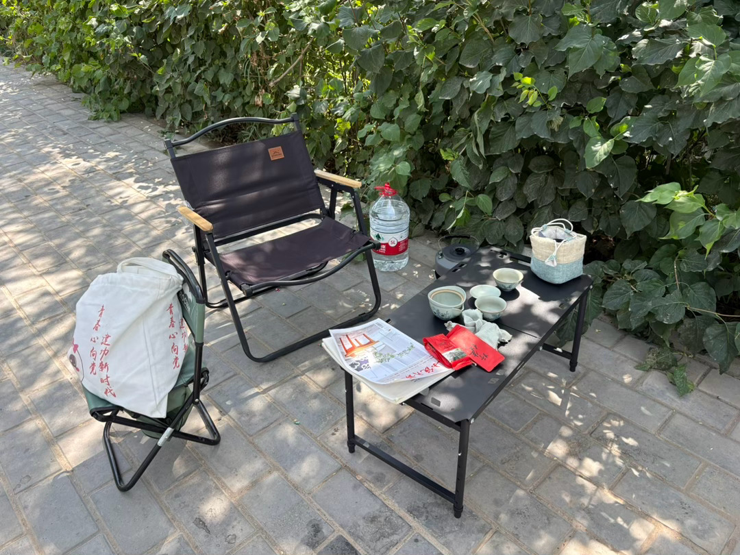 一个人活着，连喝茶都是独饮，找不到可共杯者。杯哉＇悲也。不杯乎？ 