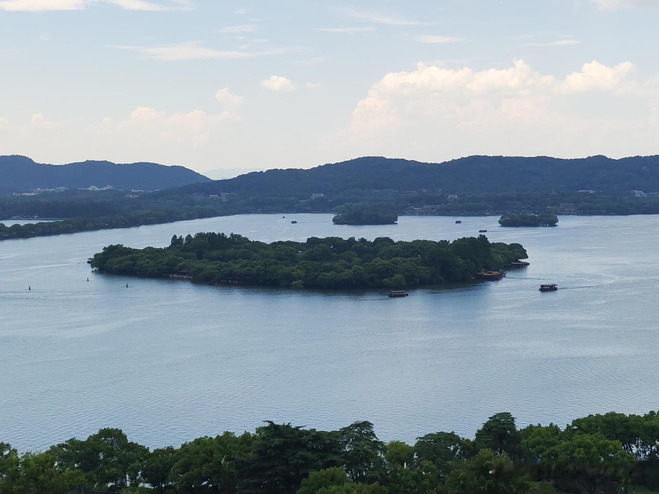 秦岚同款旗舰座驾海豹08是5米级中大型轿车，长宽高5150/1999/1505m