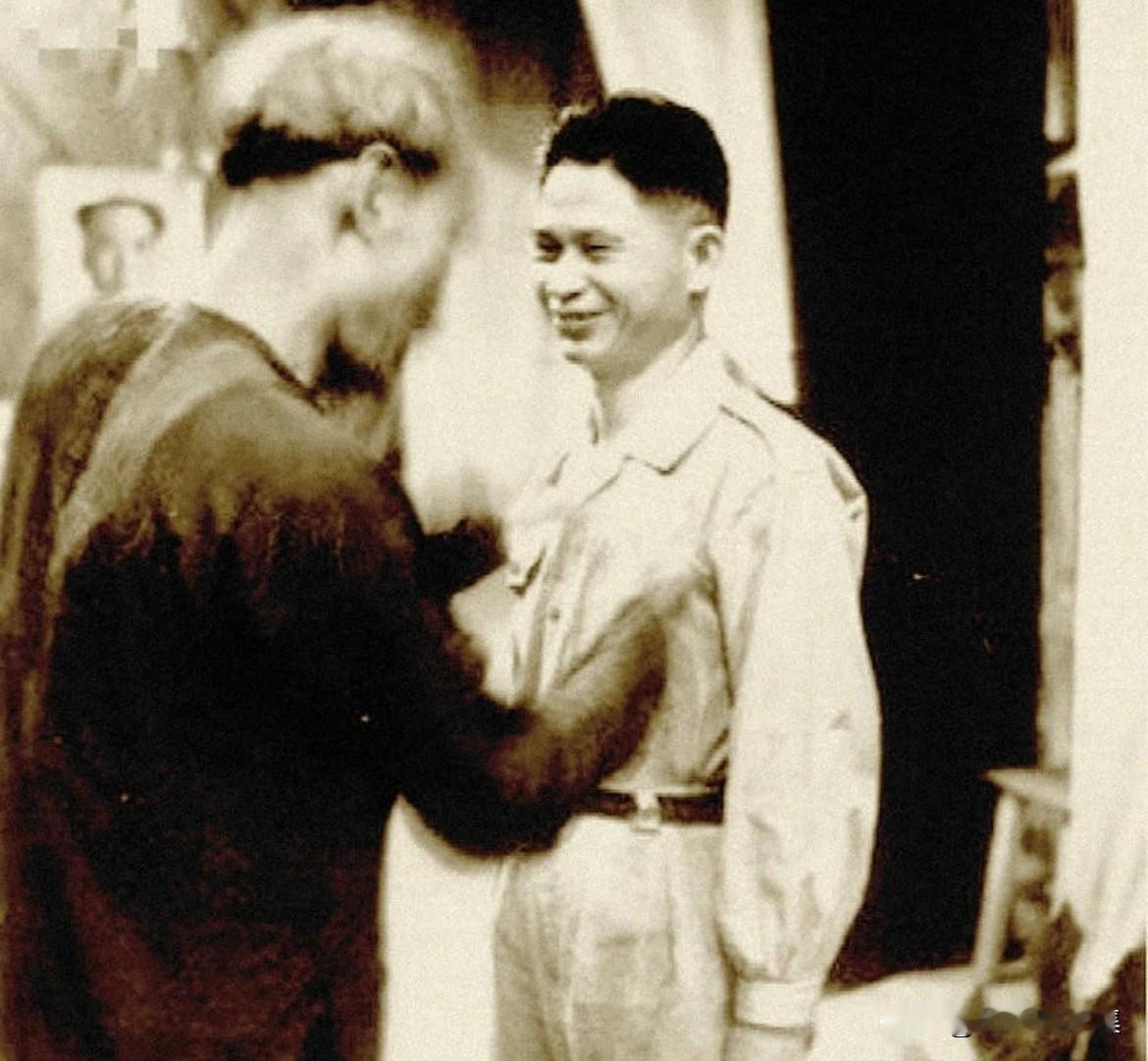 1953年9月，越南民主共和国在越北根据地举行授勋仪式，胡志明主席亲自向中国军事