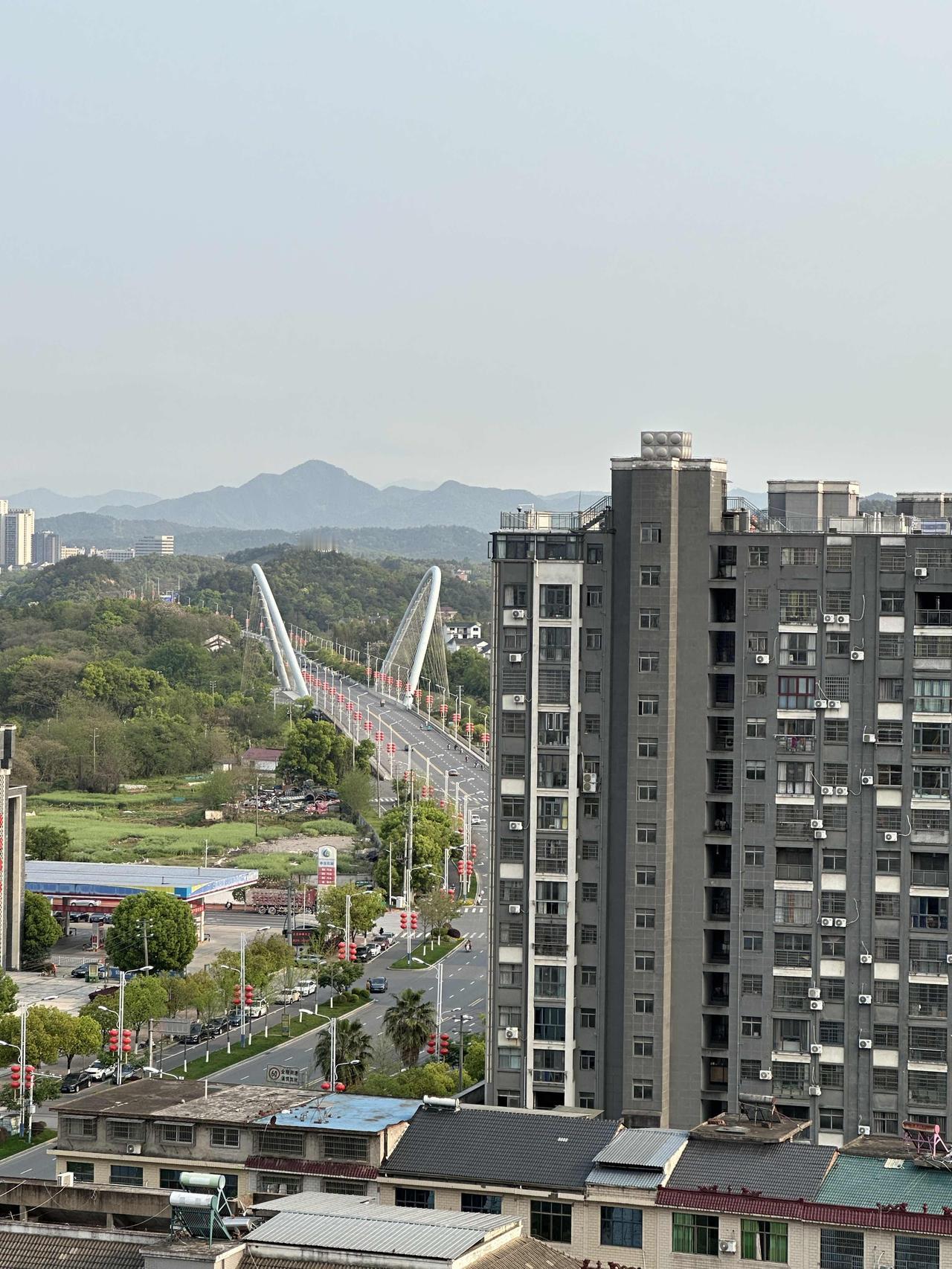 原本是邀约老同学去湿地公园散步的，出于好心，骑着小电驴到她楼下等她，却被她留下了