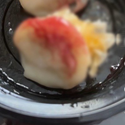 外卖餐食中有血迹顾客紧急服阻断药商家承认是店员手上伤口流进去的。顾客吓得赶紧去医