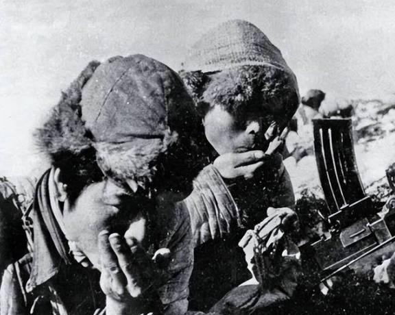 1950年，第二次战役中，125师擅自撤退，导致数万美军逃走，军长吴瑞林气坏了：