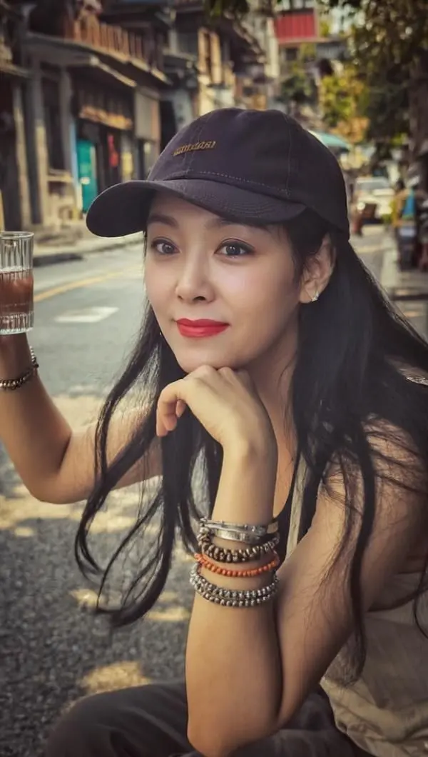 年龄这个事不去想，只想如何过好今天，过按部就班的日子，别自寻烦恼，活在...