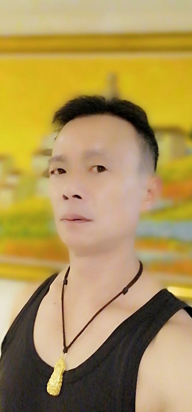 为啥青年人爱长青春痘？原因可不少。
首先是生活不规律，学业压力让他们精神紧绷，作