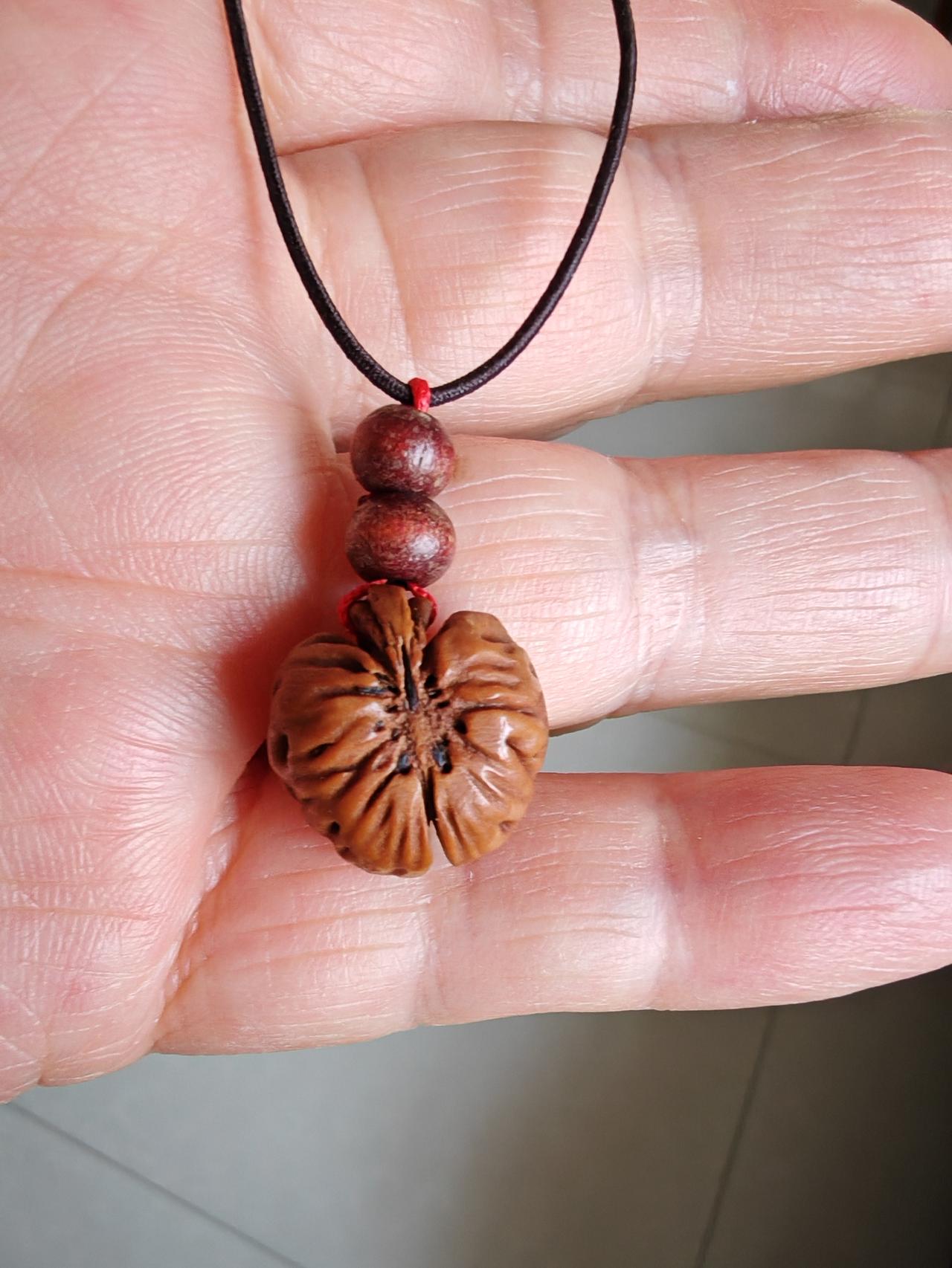 喜欢桃核，看看我自己做的手工吊坠，小巧而漂亮，像只蝴蝶，又像桃篮，还像心型。
俗