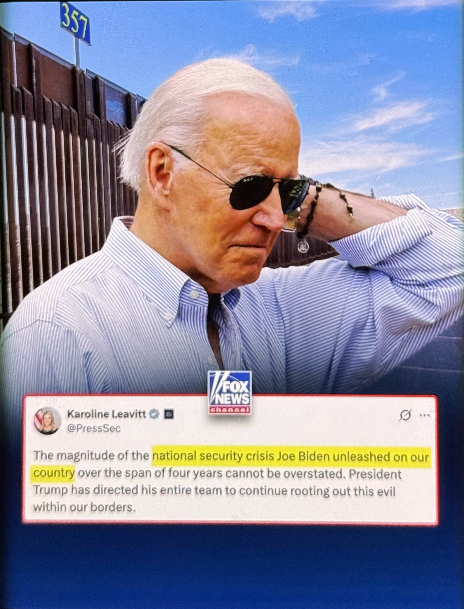 炸锅！白宫美女发言人怒撕拜登：你引狼入室！28岁白宫新闻秘书莱维特火力全开炮轰拜