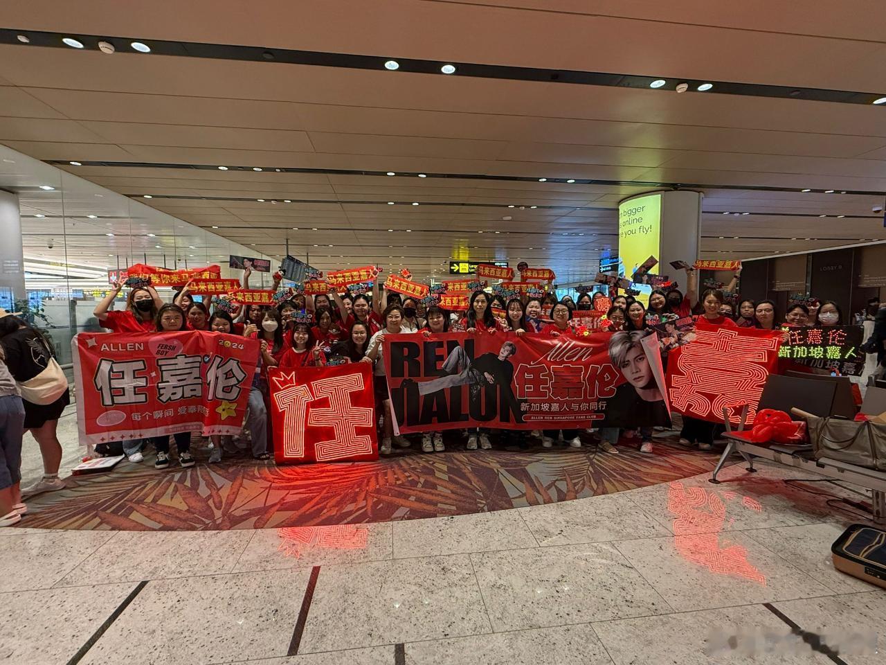 新加坡嘉人线下宣传凤凰台上咯等待任嘉伦的亮相 