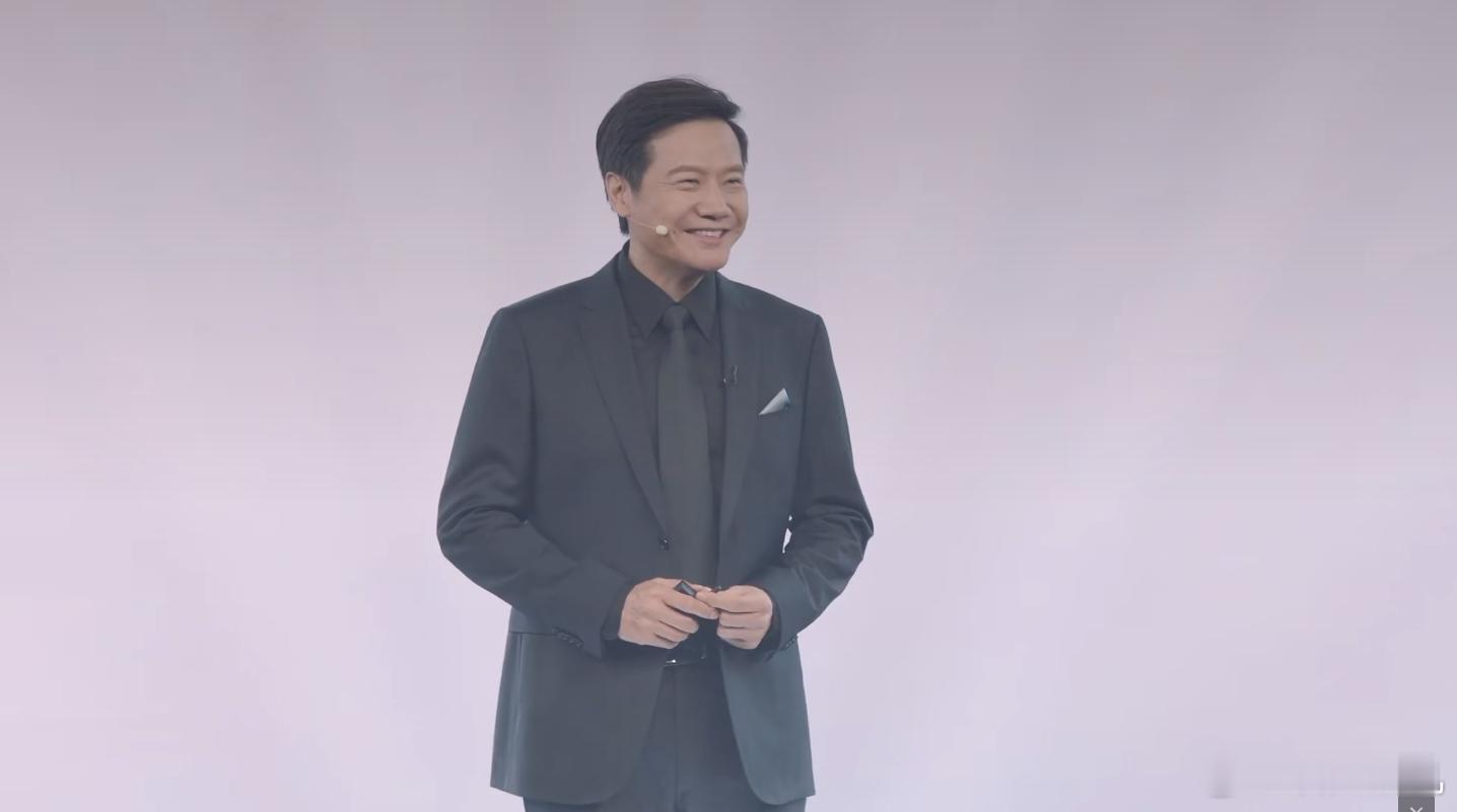 雷总上台了，嘴角压不住的笑，看来对小米澎程系列、小米18 Fold系列、玄戒三款